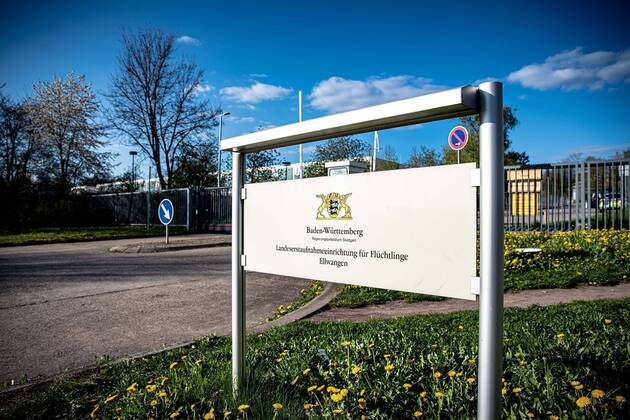 250 Flüchtlinge mit Corona infiziert - Ausgangssperre und Kontaktverbot für Infizierte - Landeserstaufnahmestelle in Ellwangen wird von Polizei bewacht 250 Flüchtlinge mit Corona infiziert - Ausgangssperre und Kontaktverbot für Infizierte - Landeserstaufnahmestelle in Ellwangen wird von Polizei bewacht Baden-Württemberg, 73479 Neuler, Deutschland Copyright: 7aktuell.dex xMarcxGruber