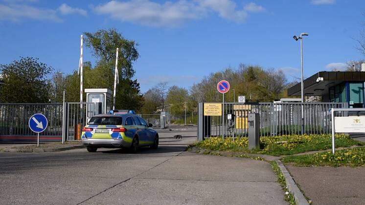 250 Flüchtlinge mit Corona infiziert - Ausgangssperre und Kontaktverbot für Infizierte - Landeserstaufnahmestelle in Ellwangen wird von Polizei bewacht 250 Flüchtlinge mit Corona infiziert - Ausgangssperre und Kontaktverbot für Infizierte - Landeserstaufnahmestelle in Ellwangen wird von Polizei bewacht Baden-Württemberg, 73479 Neuler, Deutschland Copyright: 7aktuell.dex xMarcxGruber