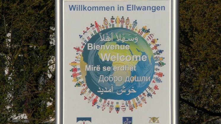 250 Flüchtlinge mit Corona infiziert - Ausgangssperre und Kontaktverbot für Infizierte - Landeserstaufnahmestelle in Ellwangen wird von Polizei bewacht 250 Flüchtlinge mit Corona infiziert - Ausgangssperre und Kontaktverbot für Infizierte - Landeserstaufnahmestelle in Ellwangen wird von Polizei bewacht Baden-Württemberg, 73479 Neuler, Deutschland Copyright: 7aktuell.dex xMarcxGruber