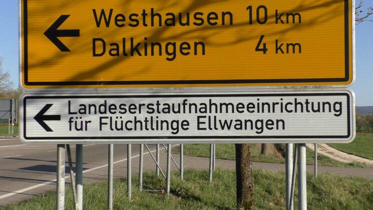 250 Flüchtlinge mit Corona infiziert - Ausgangssperre und Kontaktverbot für Infizierte - Landeserstaufnahmestelle in Ellwangen wird von Polizei bewacht 250 Flüchtlinge mit Corona infiziert - Ausgangssperre und Kontaktverbot für Infizierte - Landeserstaufnahmestelle in Ellwangen wird von Polizei bewacht Baden-Württemberg, 73479 Neuler, Deutschland Copyright: 7aktuell.dex xMarcxGruber