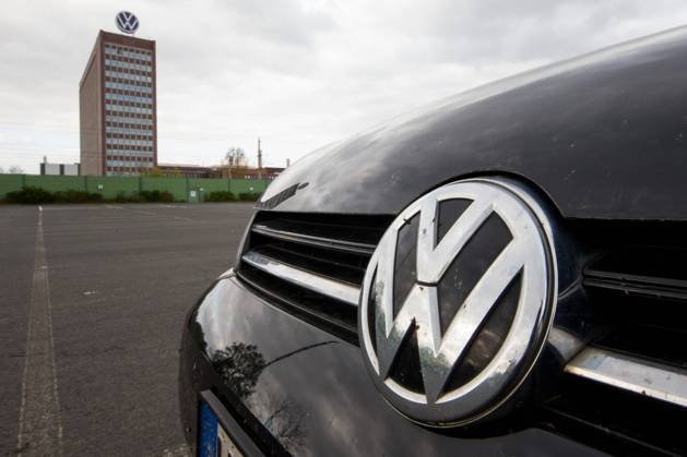 14.04.2020, xtgx, Symbolfotos Volkswagen Abgasskandal, VW Logo, Emblem an einem Auto vor der Konzernzentrale emwirt Wolfsburg