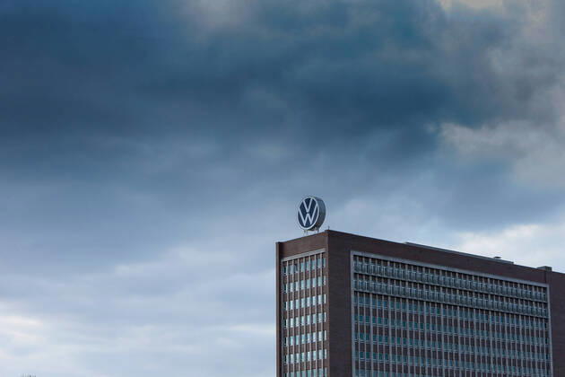 14.04.2020, xtgx, Symbolfotos Volkswagen Abgasskandal, dunkle Wolken ueber der Konzernzentrale von VW in Wolfsburg, Symbolfoto, Symbolbild emwirt Wolfsburg