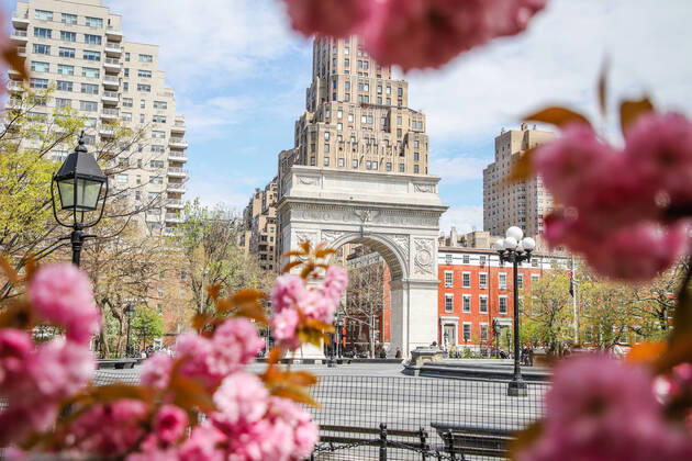 April 14, 2020, New York, NEW YORK, EUA: Movement in Washington Square Park in the spring of New York during the Coronavirus COVID-19 pandemic in the United States. New York USA - ZUMAc233 20200414_zsp_c233_086 Copyright: xVanessaxCarvalhox