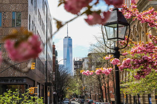 April 14, 2020, New York, NEW YORK, EUA: Movement in Washington Square Park in the spring of New York during the Coronavirus COVID-19 pandemic in the United States. New York USA - ZUMAc233 20200414_zsp_c233_092 Copyright: xVanessaxCarvalhox