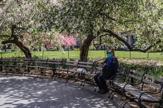 April 14, 2020, New York, NEW YORK, EUA: Movement in Washington Square Park in the spring of New York during the Coronavirus COVID-19 pandemic in the United States. New York USA - ZUMAc233 20200414_zsp_c233_098 Copyright: xVanessaxCarvalhox