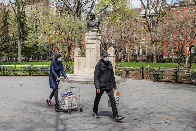 April 14, 2020, New York, NEW YORK, EUA: Movement in Washington Square Park in the spring of New York during the Coronavirus COVID-19 pandemic in the United States. New York USA - ZUMAc233 20200414_zsp_c233_100 Copyright: xVanessaxCarvalhox