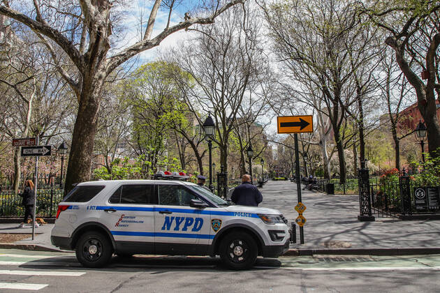 April 14, 2020, New York, NEW YORK, EUA: Movement in Washington Square Park in the spring of New York during the Coronavirus COVID-19 pandemic in the United States. New York USA - ZUMAc233 20200414_zsp_c233_102 Copyright: xVanessaxCarvalhox