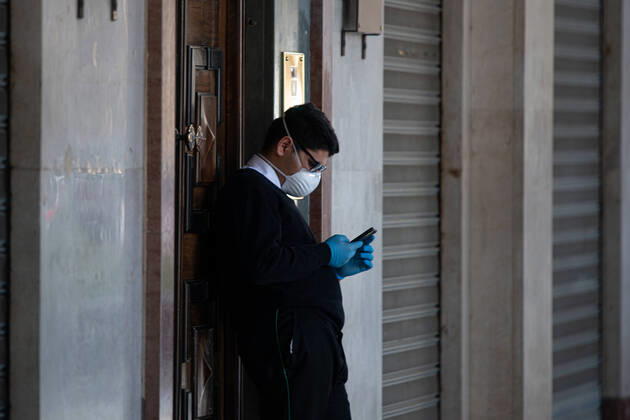 Italy: Turin lockdown 14th April 2020 People wear a safety mask in Piazza Castello in a deserted Turin on April 14, 2020 in Italy, during the country s lockdown aimed at curbing the spread of the COVID-19 infection, caused by the novel coronavirus. Turin Piedmont Turin Italy Copyright: AlbertoxGandolfo