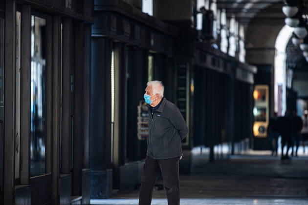 Italy: Turin lockdown 14th April 2020 People wear a safety mask in Piazza Castello in a deserted Turin on April 14, 2020 in Italy, during the country s lockdown aimed at curbing the spread of the COVID-19 infection, caused by the novel coronavirus. Turin Piedmont Turin Italy Copyright: AlbertoxGandolfo