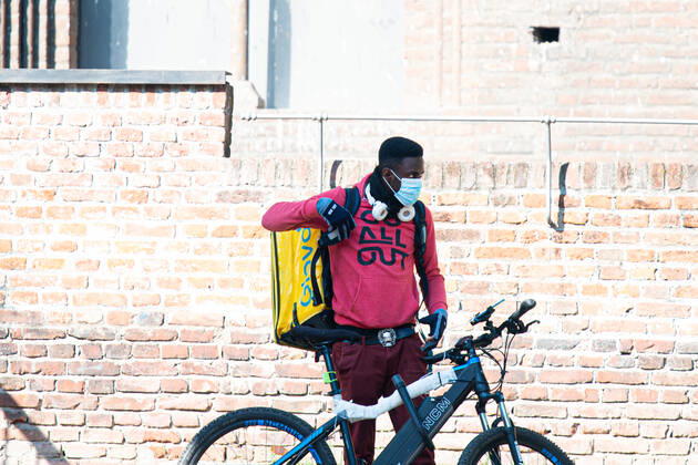 Italy: Turin lockdown 14th April 2020 An delivery man wering an safety mask in Piazza Castello in a deserted Turin on April 14, 2020 in Italy, during the country s lockdown aimed at curbing the spread of the COVID-19 infection, caused by the novel coronavirus. Turin Piedmont Turin Italy Copyright: AlbertoxGandolfo