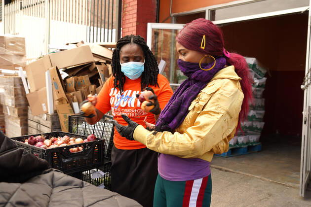 April 14, 2020, New York, New York, USA: Scenes at The Campaign Against Hunger during Mayor BILL DI BLASIO visit and press conference,.Brooklyn, NY.April 14, 2020.Photos by Sonia Moskowitz. New York USA - ZUMAm334 20200414_zep_m334_007 Copyright: xSoniaxMoskowitzxGordonx