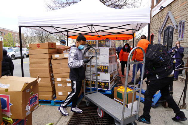April 14, 2020, New York, New York, USA: Scenes at The Campaign Against Hunger during Mayor BILL DI BLASIO visit and press conference,.Brooklyn, NY.April 14, 2020.Photos by Sonia Moskowitz. New York USA - ZUMAm334 20200414_zep_m334_008 Copyright: xSoniaxMoskowitzxGordonx