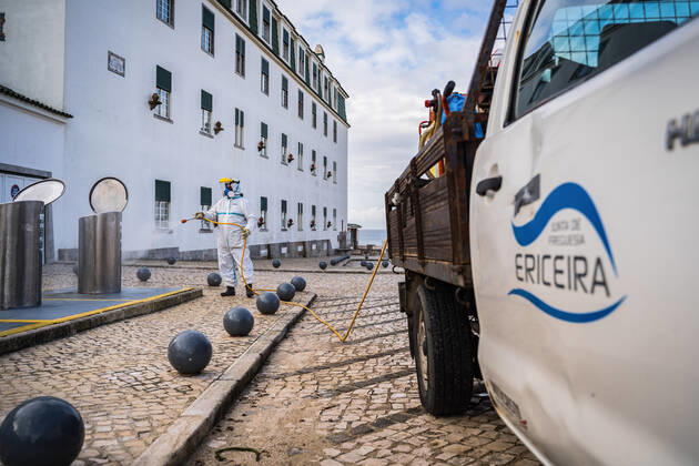 April 14, 2020, Ericeira, Portugal: An employee of the Ericeira parish council, equipped with the recommended protective materials, disinfects the street with a solution based with hypochlorite (bleach)..The municipality of Mafra had 70 cases of COVID-19 pandemic. In order to prevent the spread of the virus, the Ericeira Parish Council perform weekly street disinfection. Ericeira Portugal - ZUMAs197 20200414_zaa_s197_170 Copyright: xHenriquexCasinhasx