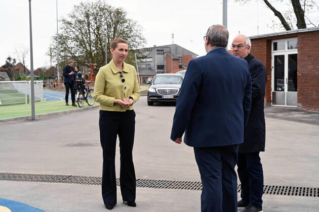 Statsminister Mette Frederiksen til genaabning af Lykkebo Skole i Valby, onsdag den 15. april 2020. Efter COVID-19, frygt for smitte med coronavirus, genaabner Lykkebo Skole for 0.- 5. klasserne, laeseklasserne og modtagerholdene. , KOEbenhavn Denmark Copyright: PhilipxDavalix COP106 spdk20200415-080555-L