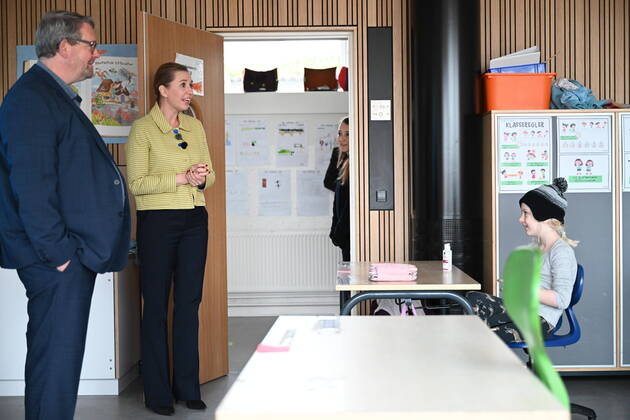 Statsminister Mette Frederiksen til genaabning af Lykkebo Skole i Valby, onsdag den 15. april 2020. Efter COVID-19, frygt for smitte med coronavirus, genaabner Lykkebo Skole for 0.- 5. klasserne, laeseklasserne og modtagerholdene. , Copenhagen Denmark Copyright: PhilipxDavalix COP106 spdk20200415-081155-L