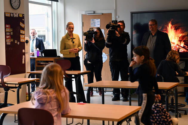 Statsminister Mette Frederiksen til genaabning af Lykkebo Skole i Valby, onsdag den 15. april 2020. Efter COVID-19, frygt for smitte med coronavirus, genaabner Lykkebo Skole for 0.- 5. klasserne, laeseklasserne og modtagerholdene. , KOEbenhavn Denmark Copyright: PhilipxDavalix COP106 spdk20200415-081401-L