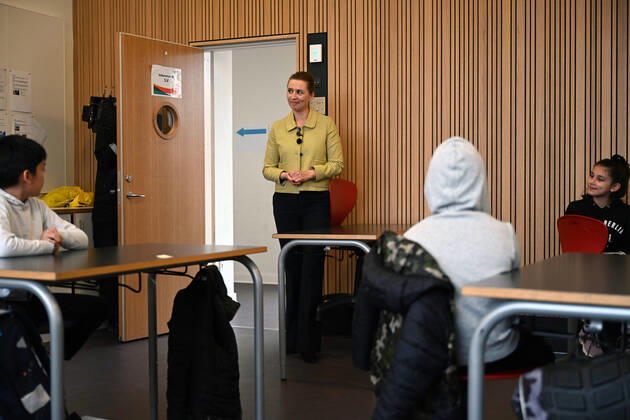 Statsminister Mette Frederiksen til genaabning af Lykkebo Skole i Valby, onsdag den 15. april 2020. Efter COVID-19, frygt for smitte med coronavirus, genaabner Lykkebo Skole for 0.- 5. klasserne, laeseklasserne og modtagerholdene. , KOEbenhavn Denmark Copyright: PhilipxDavalix COP106 spdk20200415-082826-L