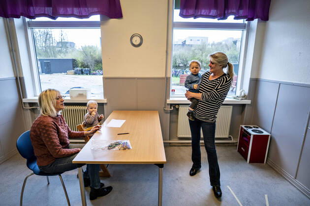 Vuggestuen DUI i Aalborg aabner igen for institutionens boern, onsdag morgen den 15. april 2020. Paa grund af coronakrisen har vuggestuen vaeret lukket, og efter der er lavet om paa vuggestuen inden- og udendoers kan boernene og de voksne paedagoger holde afstand og vaske haender.. , Aalborg Jylland Denmark Copyright: HenningxBagger HenningxBaggerx COP102 spdk20200415-085125-L