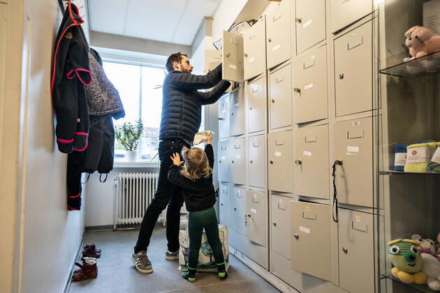 Vuggestuen DUI i Aalborg aabner igen for institutionens boern, onsdag morgen den 15. april 2020. Her er Solvej ankommet sammen med sin far. Paa grund af coronakrisen har vuggestuen vaeret lukket, og efter der er lavet om paa vuggestuen inden- og udendoers kan boernene og de voksne paedagoger holde afstand og vaske haender.. , Aalborg Jylland Denmark Copyright: HenningxBagger HenningxBaggerx COP102 spdk20200415-090117-L