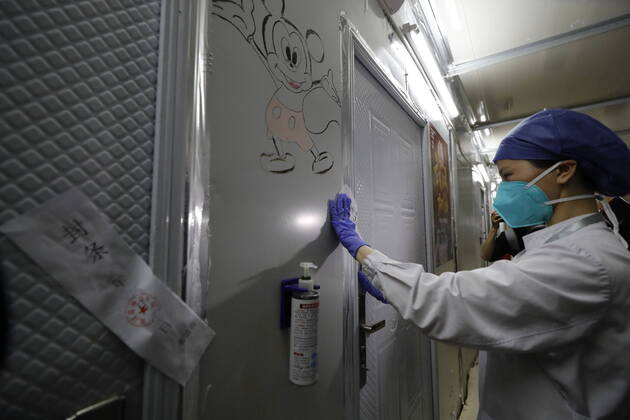 (200415) -- WUHAN, April 15, 2020 -- A nurse seals off a gate of Leishenshan (Thunder God Mountain) Hospital in Wuhan, capital of central China s Hubei Province, April 15, 2020. Wuhan Leishenshan (Thunder God Mountain) Hospital ceased operation in Wuhan on Wednesday as the coronavirus epidemic wanes. ) CHINA-HUBEI-WUHAN-LEISHENSHAN HOSPITAL-RETIRING (CN) ShenxBohan 