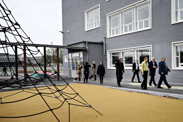 Statsminister Mette Frederiksen (S) bliver vist rundt af skoleleder Soeren Friis til genaabningen af Lykkebo Skole i Valby, onsdag den 15. april 2020. Efter COVID-19, frygt for smitte med coronavirus, genaabner Lykkebo Skole for 0.- 5. klasserne, laeseklasserne og modtagerholdene.. , Copenhagen Denmark Copyright: PhilipxDavali PhilipxDavalix COP106 spdk20200415-095035-L