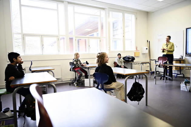Statsminister Mette Frederiksen (S) bliver vist rundt af skoleleder Soeren Friis til genaabningen af Lykkebo Skole i Valby, onsdag den 15. april 2020. Efter COVID-19, frygt for smitte med coronavirus, genaabner Lykkebo Skole for 0.- 5. klasserne, laeseklasserne og modtagerholdene.. , Copenhagen Denmark Copyright: PhilipxDavali PhilipxDavalix COP106 spdk20200415-095041-L