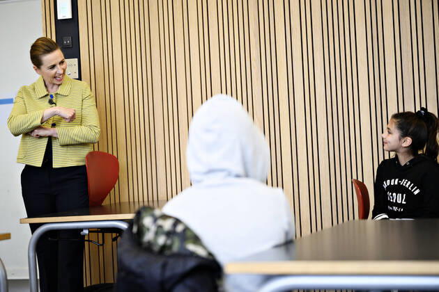 Statsminister Mette Frederiksen (S) bliver vist rundt af skoleleder Soeren Friis til genaabningen af Lykkebo Skole i Valby, onsdag den 15. april 2020. Efter COVID-19, frygt for smitte med coronavirus, genaabner Lykkebo Skole for 0.- 5. klasserne, laeseklasserne og modtagerholdene.. , Copenhagen Denmark Copyright: PhilipxDavali PhilipxDavalix COP106 spdk20200415-095112-L