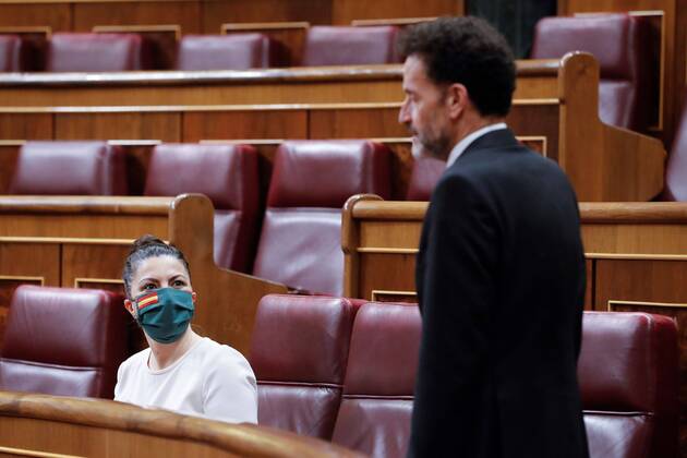 Spanish far-right Vox party s MP Macarena Olona (L), with a mask decorated with Spanish flag, chats with Ciudadanos (Citizens) party s MP Edmundo Bal, upon their arrival to attend the first Prime Minister s question time session held since the state of alarm was declared, at Lower Chamber of Spanish Parliament, in Madrid, Spain, 15 April 2020. Central Government declared the state of alarm for coronavirus last 14 March and the country faces a lockdown to try to avoid the spreading of COVID-19 outbreak. First Prime Minister s question time session since the state of alarm was declared !ACHTUNG: NUR REDAKTIONELLE NUTZUNG!  Copyright: xBallesterosx GRAF887 20200415-637225423710892966