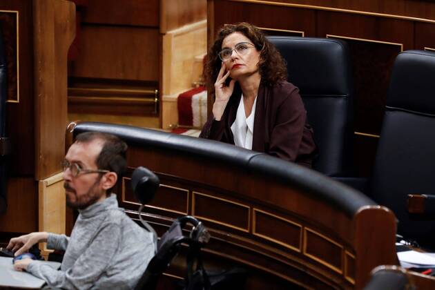 Spanish Treasure Minister, Maria Jesus Montero (up), and left Unidas Podemos (United We Can) party s parliamentary spokesman, Pablo Echenique, attend the first Prime Minister s question time session held since the state of alarm was declared, at Lower Chamber of Spanish Parliament, in Madrid, Spain, 15 April 2020. Central Government declared the state of alarm for coronavirus last 14 March and the country faces a lockdown to try to avoid the spreading of COVID-19 outbreak. First Prime Minister s question time session since the state of alarm was declared !ACHTUNG: NUR REDAKTIONELLE NUTZUNG!  Copyright: xBallesterosx GRAF942 20200415-637225443356341463