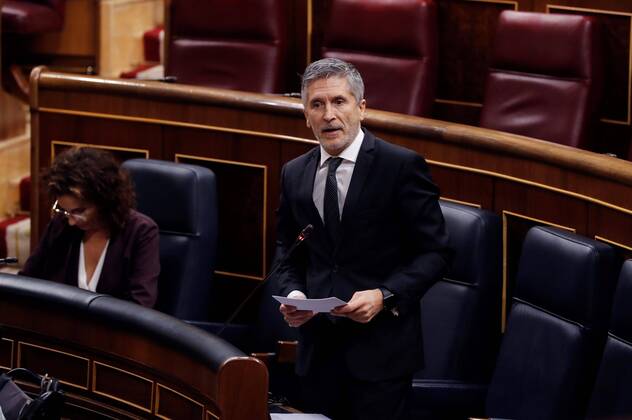 Spanish Homw Minister, Fernando Grande-Marlaska (C), delivers a speech during the first Prime Minister s question time session held since the state of alarm was declared, at Lower Chamber of Spanish Parliament, in Madrid, Spain, 15 April 2020. Central Government declared the state of alarm for coronavirus last 14 March and the country faces a lockdown to try to avoid the spreading of COVID-19 outbreak. First Prime Minister s question time session since the state of alarm was declared !ACHTUNG: NUR REDAKTIONELLE NUTZUNG!  Copyright: xBallesterosx GRAF960 20200415-637225454909630023
