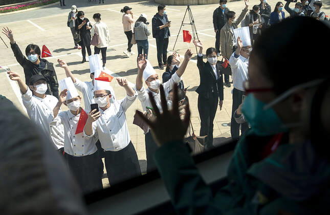 (200415) -- WUHAN, April 15, 2020 -- Citizens bid farewell to medics from the Peking Union Medical College Hospital in Wuhan, capital of central China s Hubei Province, April 15, 2020. The last medical assistance team started leaving Hubei Province Wednesday as the COVID-19 epidemic in the hard-hit province has been subdued. The medical team consisting of over 180 medical workers from the Peking Union Medical College Hospital arrived in the provincial capital of Wuhan on Jan. 26. ) CHINA-HUBEI-WUHAN-LAST MEDICAL ASSISTANCE TEAM-LEAVING (CN) XiongxQi 