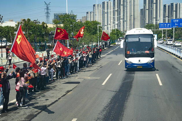 (200415) -- WUHAN, April 15, 2020 -- Citizens bid farewell to medics from the Peking Union Medical College Hospital in Wuhan, capital of central China s Hubei Province, April 15, 2020. The last medical assistance team started leaving Hubei Province Wednesday as the COVID-19 epidemic in the hard-hit province has been subdued. The medical team consisting of over 180 medical workers from the Peking Union Medical College Hospital arrived in the provincial capital of Wuhan on Jan. 26. ) CHINA-HUBEI-WUHAN-LAST MEDICAL ASSISTANCE TEAM-LEAVING (CN) XiongxQi 
