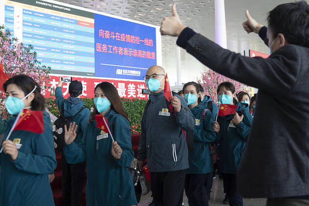 (200415) -- WUHAN, April 15, 2020 -- Citizens bid farewell to medics from the Peking Union Medical College Hospital at the Wuhan Tianhe International Airport in Wuhan, capital of central China s Hubei Province, April 15, 2020. The last medical assistance team started leaving Hubei Province Wednesday as the COVID-19 epidemic in the hard-hit province has been subdued. The medical team consisting of over 180 medical workers from the Peking Union Medical College Hospital arrived in the provincial capital of Wuhan on Jan. 26. ) CHINA-HUBEI-WUHAN-LAST MEDICAL ASSISTANCE TEAM-LEAVING (CN) XiongxQi 