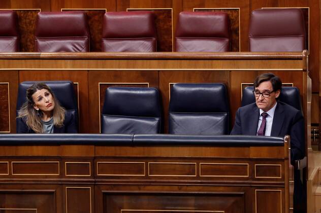 Spanish Labor Minister, Yolanda Diaz (L), and Health Minister, Salvador Illa, attend the first Prime Minister s question time session held since the state of alarm was declared, at Lower Chamber of Spanish Parliament, in Madrid, Spain, 15 April 2020. Central Government declared the state of alarm for coronavirus last 14 March and the country faces a lockdown to try to avoid the spreading of COVID-19 outbreak. First Prime Minister s question time session since the state of alarm was declared !ACHTUNG: NUR REDAKTIONELLE NUTZUNG!  Copyright: xBallesterosx GRAF966 20200415-637225456228790045