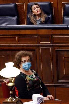 Spanish Labor Minister, Yolanda Diaz (up), is sit behind a stenographer (front) during the first Prime Minister s question time session held since the state of alarm was declared, at Lower Chamber of Spanish Parliament, in Madrid, Spain, 15 April 2020. Central Government declared the state of alarm for coronavirus last 14 March and the country faces a lockdown to try to avoid the spreading of COVID-19 outbreak. First Prime Minister s question time session since the state of alarm was declared !ACHTUNG: NUR REDAKTIONELLE NUTZUNG!  Copyright: xBallesterosx GRAF971 20200415-637225458737450502