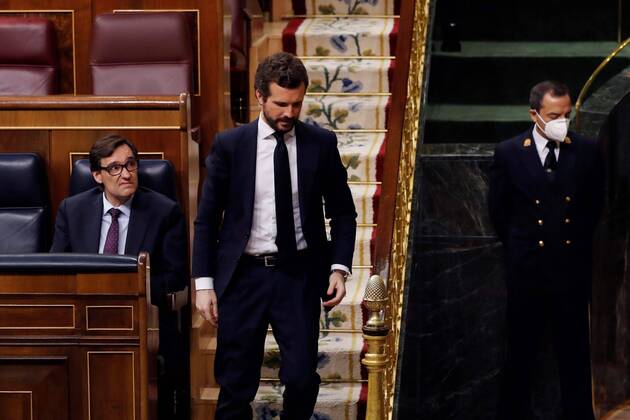 Spanish main opposite People s Party leader, Pablo Casado (C), walks past Health Minister, Salvador Illa, during the first Prime Minister s question time session held since the state of alarm was declared, at Lower Chamber of Spanish Parliament, in Madrid, Spain, 15 April 2020. Central Government declared the state of alarm for coronavirus last 14 March and the country faces a lockdown to try to avoid the spreading of COVID-19 outbreak. First Prime Minister s question time session since the state of alarm was declared !ACHTUNG: NUR REDAKTIONELLE NUTZUNG!  Copyright: xBallesterosx GRAF974 20200415-637225461453795778