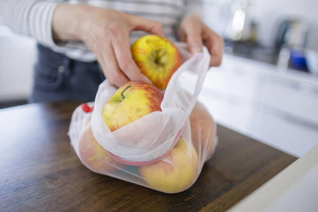 Symbolfoto unverpackte Lebensmittel. Aepfel sind in einem wiederverwendbarem Einkaufsnetz verpackt. Berlin, 11.04.2020. Berlin Deutschland