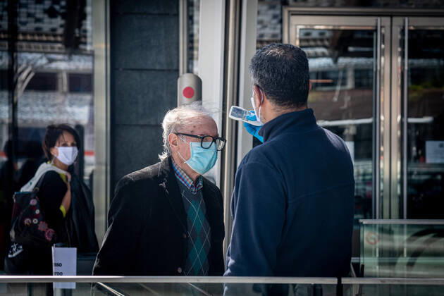 Milan - Daily life in the time of the Coronavirus. Temperature measurement to enter the supermarket in Piazza Gae Aulenti (Marco Passaro Fotogramma, Milan - 2020-04-15) p.s. la foto e utilizzabile nel rispetto del contesto in cui e stata scattata, e senza intento diffamatorio del decoro delle persone rappresentate  Copyright: xMarcoxPassarox xFOTOGRAMMAx