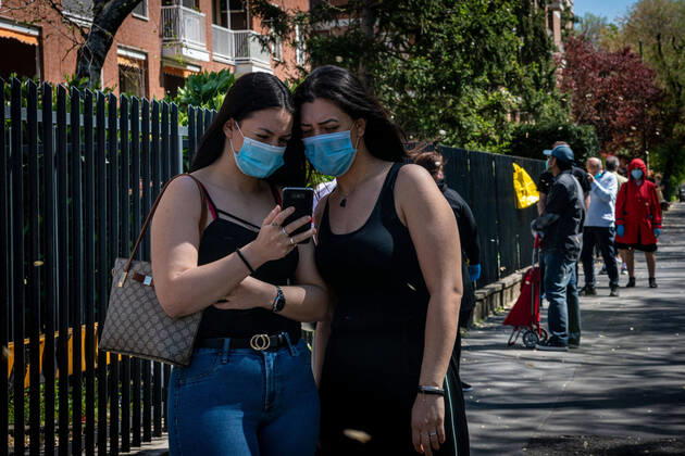 Milan - Daily life in the time of the Coronavirus. Queue at the Esselunga in via Mac Mahon (Marco Passaro Fotogramma, Milan - 2020-04-15) p.s. la foto e utilizzabile nel rispetto del contesto in cui e stata scattata, e senza intento diffamatorio del decoro delle persone rappresentate  Copyright: xMarcoxPassarox xFOTOGRAMMAx