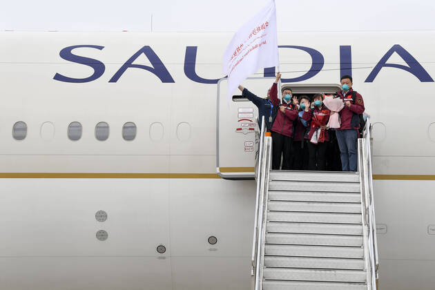 News Bilder des Tages (200415) -- YINCHUAN, April 15, 2020 -- Members of a Chinese medical team board the plane to leave for Saudi Arabia at the Yinchuan Hedong International Airport in Yinchuan, capital of northwest China s Ningxia Hui Autonomous Region, April 15, 2020. A team of medical experts with medical supplies left for Saudi Arabia on Wednesday morning to assist its ongoing efforts in the fight against COVID-19. ) CHINA-YINCHUAN-SAUDI ARABIA-COVID-19-MEDICAL TEAM-DEPARTURE (CN) FengxKaihua 