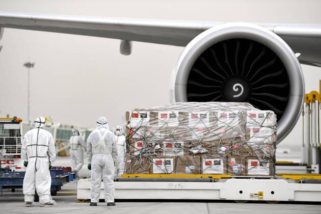 (200415) -- YINCHUAN, April 15, 2020 -- Airport staff load donated medical supplies onto a plane at the Yinchuan Hedong International Airport in Yinchuan, capital of northwest China s Ningxia Hui Autonomous Region, April 15, 2020. A team of medical experts with medical supplies left for Saudi Arabia on Wednesday morning to assist its ongoing efforts in the fight against COVID-19. ) CHINA-YINCHUAN-SAUDI ARABIA-COVID-19-MEDICAL TEAM-DEPARTURE (CN) FengxKaihua 