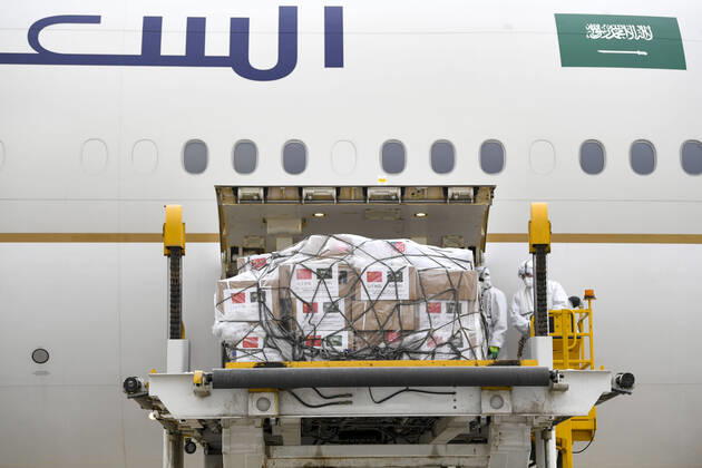 (200415) -- YINCHUAN, April 15, 2020 -- Airport staff load donated medical supplies onto a plane at the Yinchuan Hedong International Airport in Yinchuan, capital of northwest China s Ningxia Hui Autonomous Region, April 15, 2020. A team of medical experts with medical supplies left for Saudi Arabia on Wednesday morning to assist its ongoing efforts in the fight against COVID-19. ) CHINA-YINCHUAN-SAUDI ARABIA-COVID-19-MEDICAL TEAM-DEPARTURE (CN) FengxKaihua 