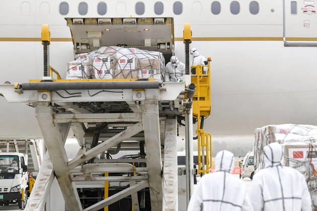 (200415) -- YINCHUAN, April 15, 2020 -- Airport staff load donated medical supplies onto a plane at the Yinchuan Hedong International Airport in Yinchuan, capital of northwest China s Ningxia Hui Autonomous Region, April 15, 2020. A team of medical experts with medical supplies left for Saudi Arabia on Wednesday morning to assist its ongoing efforts in the fight against COVID-19. ) CHINA-YINCHUAN-SAUDI ARABIA-COVID-19-MEDICAL TEAM-DEPARTURE (CN) FengxKaihua 