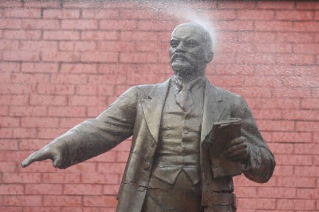News Bilder des Tages April 15, 2020, Saint-Petersburg, Russia: The monument of Vladimir Lenin being disinfected by Russian soldier at a train factory area to prevent the spread of coronavirus (COVID-19)..Russia has recorded at least 24490 cases and 198 deaths by the COVID-19 disease. Saint-Petersburg Russia - ZUMAs197 20200415_zaa_s197_015 Copyright: xSergeixMikhailichenkox