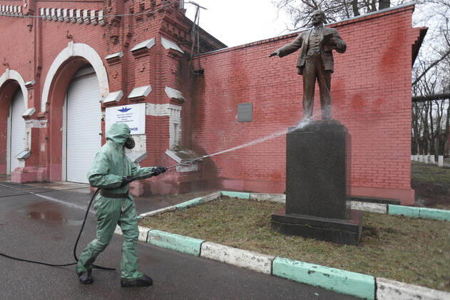 April 15, 2020, Saint-Petersburg, Russia: The monument of Vladimir Lenin being disinfected by Russian soldier wearing a protective suit at a train factory area to prevent the spread of coronavirus (COVID-19)..Russia has recorded at least 24490 cases and 198 deaths by the COVID-19 disease. Saint-Petersburg Russia - ZUMAs197 20200415_zaa_s197_016 Copyright: xSergeixMikhailichenkox