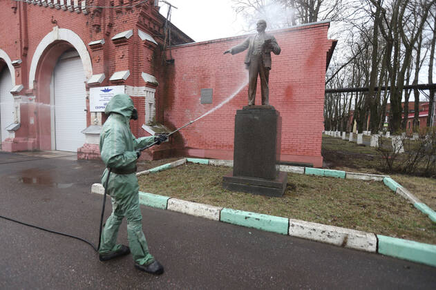 April 15, 2020, Saint-Petersburg, Russia: The monument of Vladimir Lenin being disinfected by Russian soldier wearing a protective suit at a train factory area to prevent the spread of coronavirus (COVID-19)..Russia has recorded at least 24490 cases and 198 deaths by the COVID-19 disease. Saint-Petersburg Russia - ZUMAs197 20200415_zaa_s197_018 Copyright: xSergeixMikhailichenkox