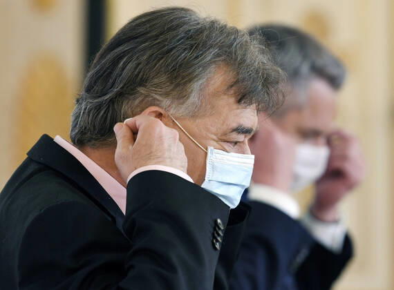 Wien 15.04.2020, Bundeskanzleramt, Wien, AUT, Akutelle Entwicklungen zur Coronaerkrankung in Oesterreich, Pressekonferenz, Aktuelles im Bereich Hochleistungs- und Freizeitsport, im Bild Vizekanzler Werner Kogler (l. Gruene) und Innenminister Karl Nehammer (OeVP) Vizekanzler Werner Kogler (l. Gruene) und Innenminister Karl Nehammer (OeVP) during a press conference on the subject news in the field of high performance and leisure sports of Austrian Goverment about the Coronavirus Pandemie at the Bundeskanzleramt in Wien, Austria on 2020 04 15.