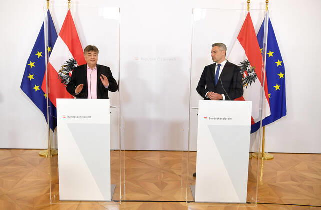 Wien 15.04.2020, Bundeskanzleramt, Wien, AUT, Akutelle Entwicklungen zur Coronaerkrankung in Oesterreich, Pressekonferenz, Aktuelles im Bereich Hochleistungs- und Freizeitsport, im Bild Vizekanzler Werner Kogler (G) und Innenminister Karl Nehammer (OeVP) Vizekanzler Werner Kogler (G) und Innenminister Karl Nehammer (OeVP) during a press conference on the subject news in the field of high performance and leisure sports of Austrian Goverment about the Coronavirus Pandemie at the Bundeskanzleramt in Wien, Austria on 2020 04 15.