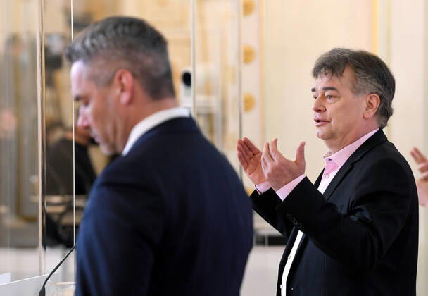 Wien 15.04.2020, Bundeskanzleramt, Wien, AUT, Akutelle Entwicklungen zur Coronaerkrankung in Oesterreich, Pressekonferenz, Aktuelles im Bereich Hochleistungs- und Freizeitsport, im Bild Vizekanzler Werner Kogler (G) und Innenminister Karl Nehammer (OeVP) Vizekanzler Werner Kogler (G) und Innenminister Karl Nehammer (OeVP) during a press conference on the subject news in the field of high performance and leisure sports of Austrian Goverment about the Coronavirus Pandemie at the Bundeskanzleramt in Wien, Austria on 2020 04 15.