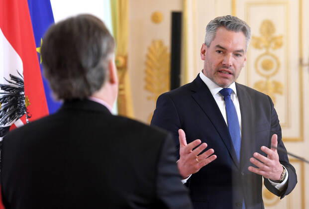Wien 15.04.2020, Bundeskanzleramt, Wien, AUT, Akutelle Entwicklungen zur Coronaerkrankung in Oesterreich, Pressekonferenz, Aktuelles im Bereich Hochleistungs- und Freizeitsport, im Bild Vizekanzler Werner Kogler (G) und Innenminister Karl Nehammer (OeVP) Vizekanzler Werner Kogler (G) und Innenminister Karl Nehammer (OeVP) during a press conference on the subject news in the field of high performance and leisure sports of Austrian Goverment about the Coronavirus Pandemie at the Bundeskanzleramt in Wien, Austria on 2020 04 15.